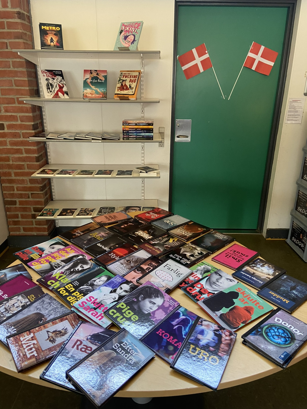 Billede af bøger på et bord