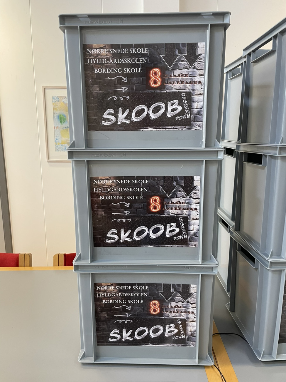 Billede af transportkasser med SKOOB-logo