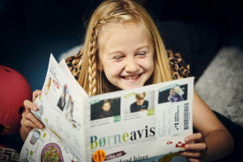 Pige læser i Børneavisen