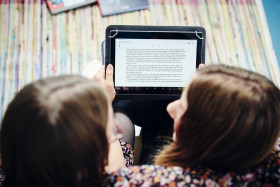 børn læser på tablet