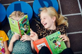 Børn sjipper og læser