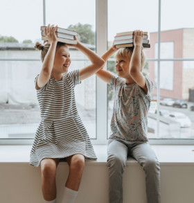 To børn med bøger på hovedet