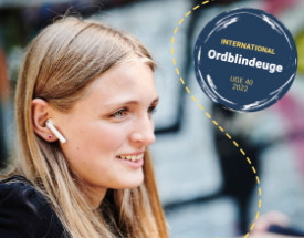 Pige med høretelefoner i ørerne